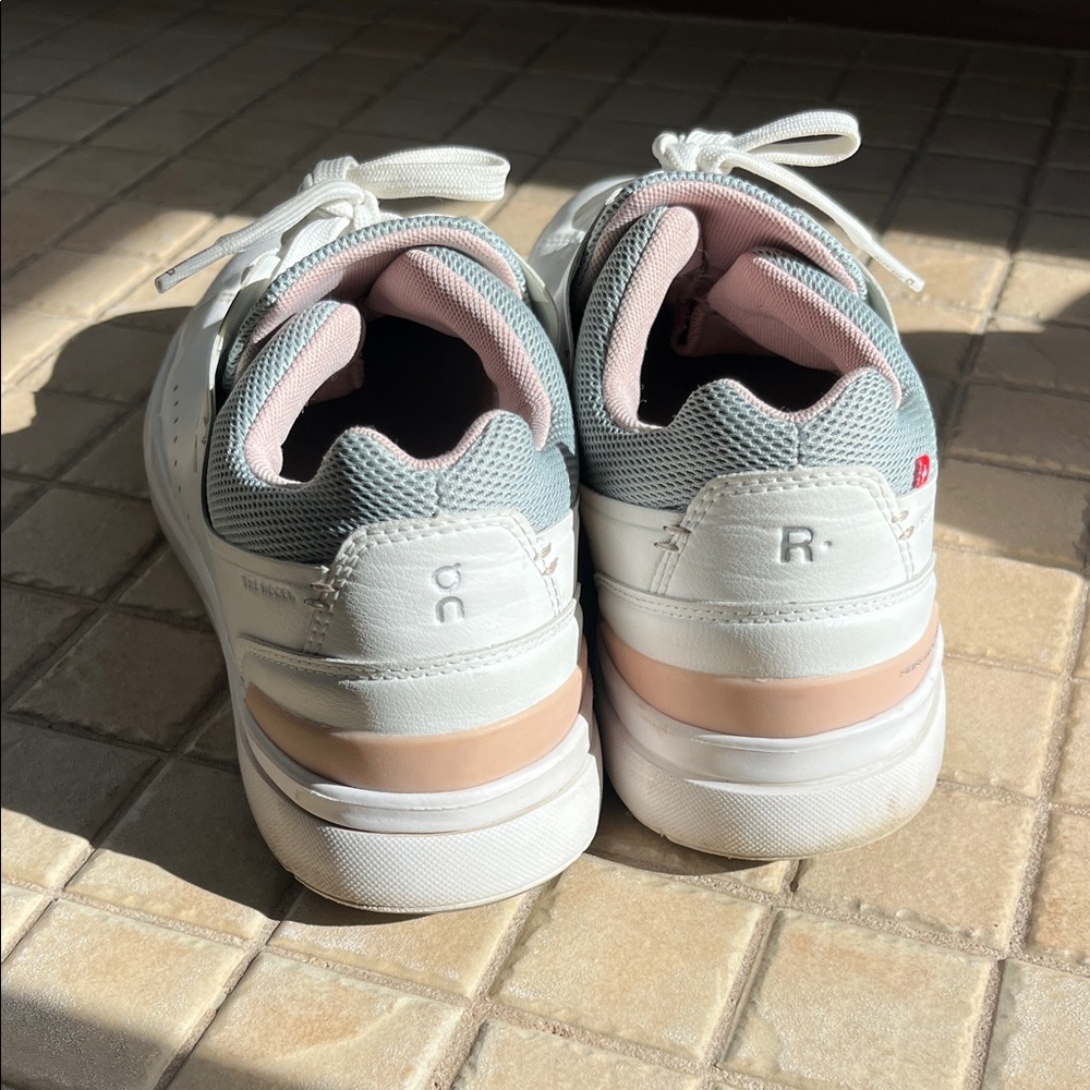 On Running White and Gray Sneakers Roger - Picture 5 of 7